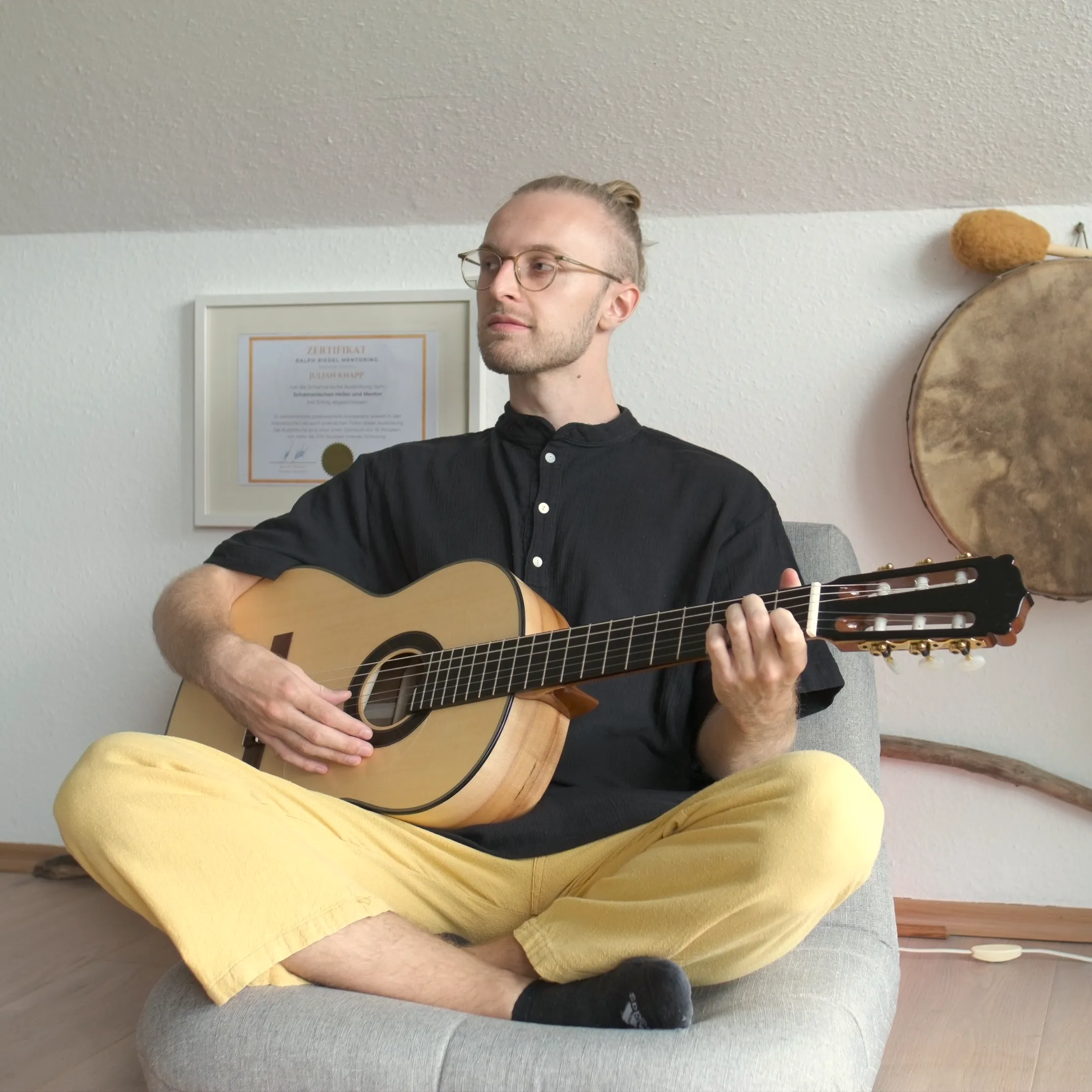 Julian 2 Header Eine Frau und ein jaguar zusammen finden den Weißen Lotus des Lebens